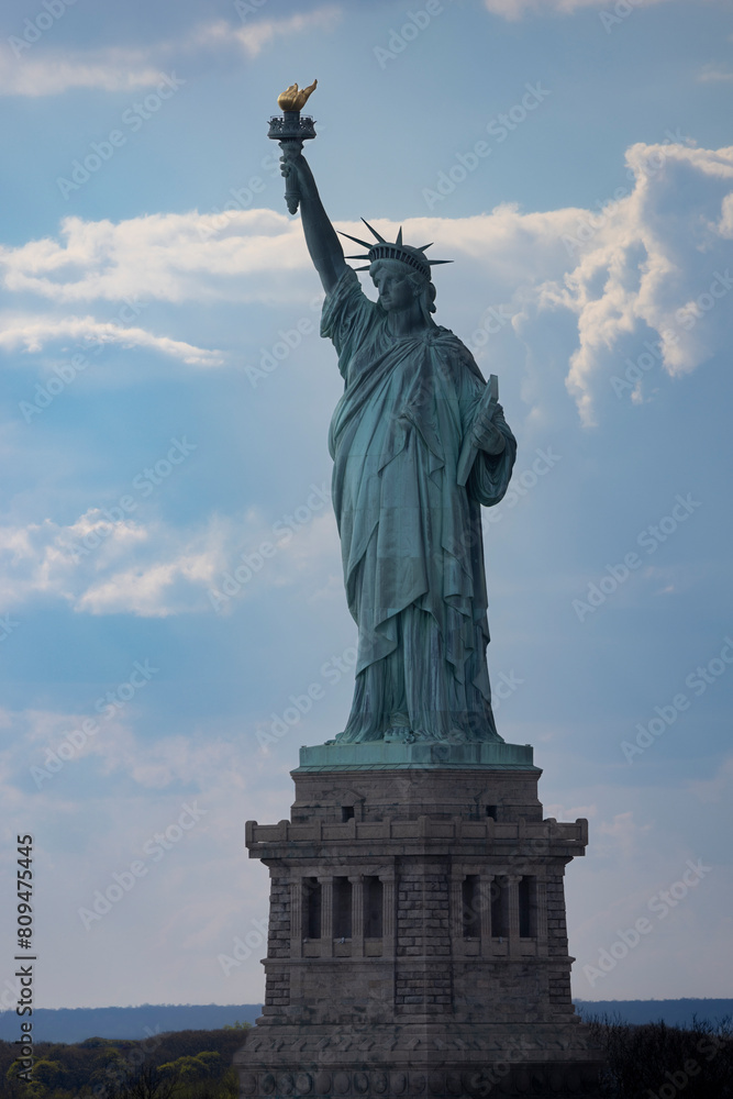 Obraz premium Statue of Liberty as seen from ship in harbor