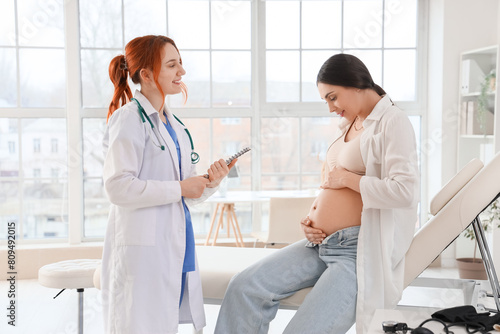 Young pregnant woman visiti...