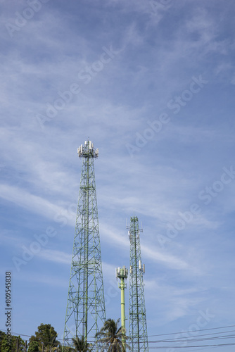 Green cell phone tower with blue sky background © โทวสิษฐ์ คงทน