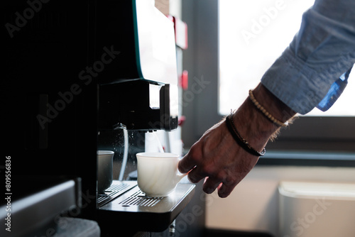 Fotografie prendere o preparare un caffè in ufficio
