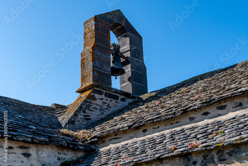 Vieux clocher avec sa cloche de bronze de la chapelle Sainte Madeleine dominant le village de Massiac dans le Cantal photo