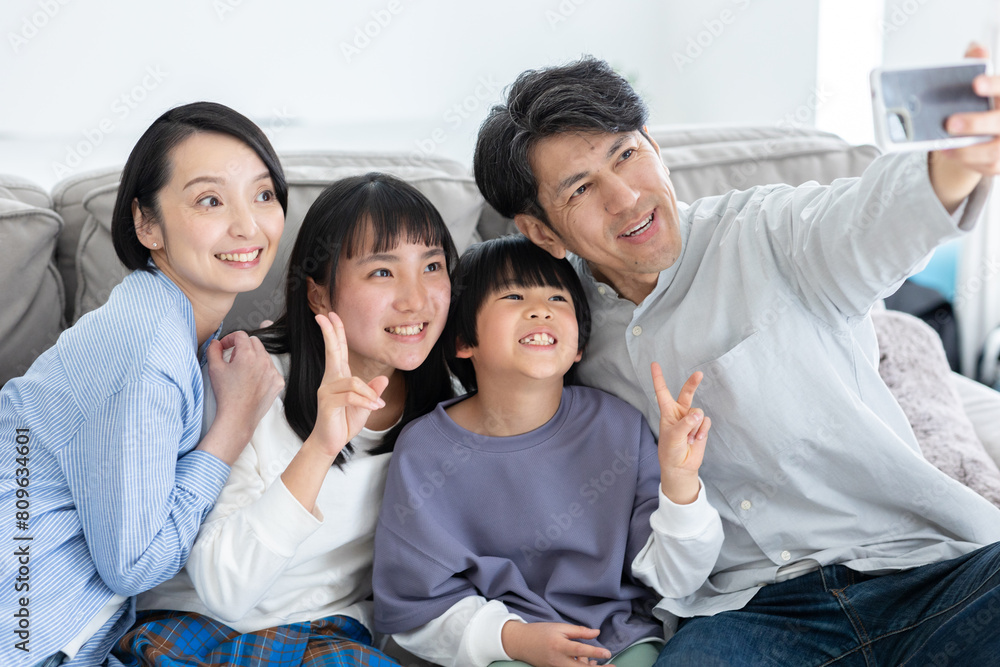 写真を撮る家族