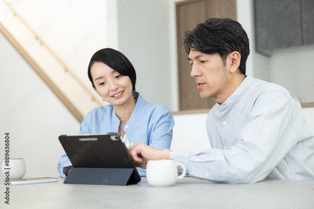 タブレットを見る男女 タブレットを見る男女