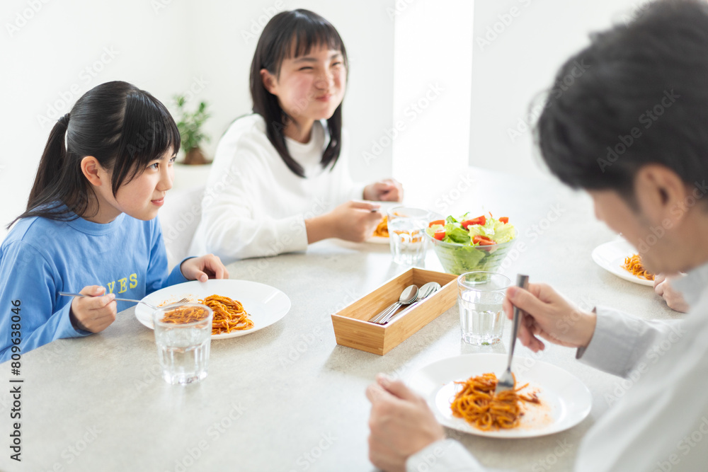 パスタを食べる家族 パスタを食べる家族