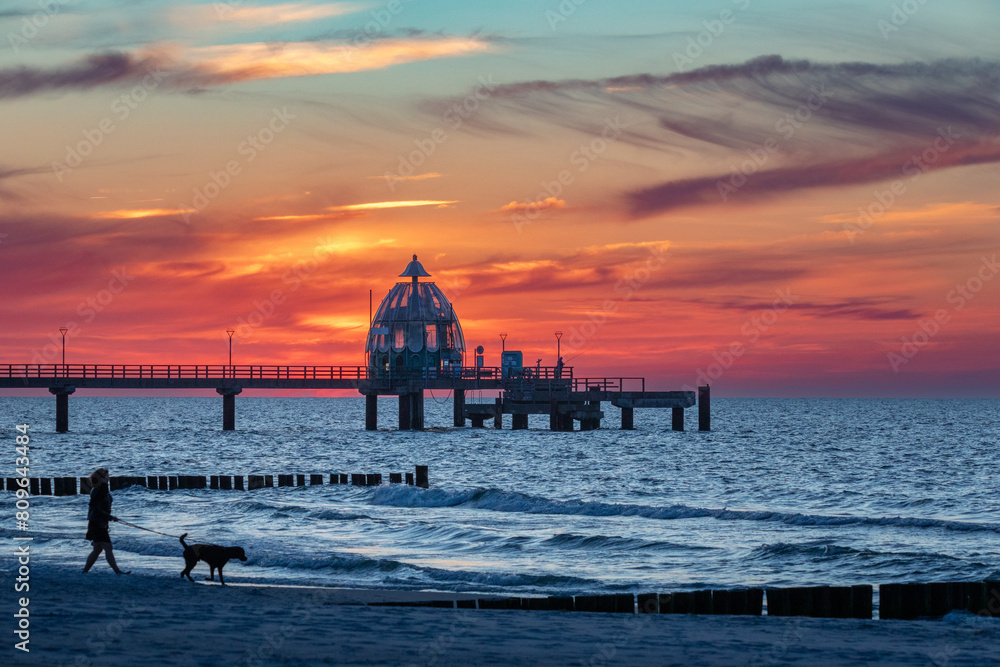 Obraz premium Zum Sonnenuntergang am Strand von Zingst an der Ostsee.
