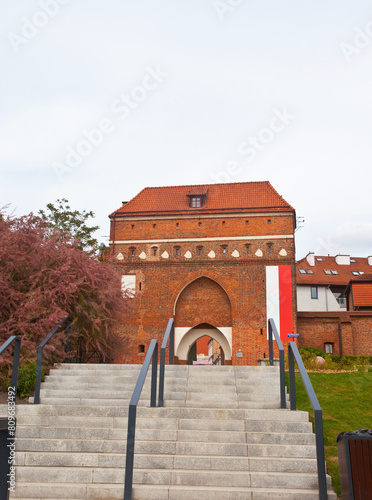 Gotycka brama zbudowana w XIV w. jako jedna z czterech bram prowadzących do miasta od strony wiślanego portu, Toruń, Polska