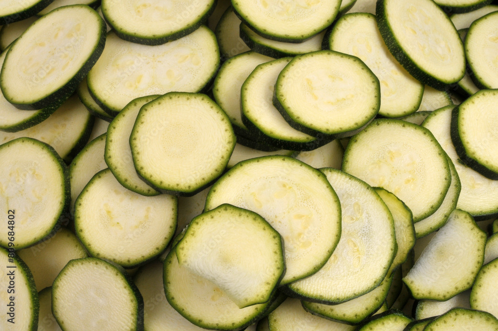 Rondelles de courgettes crues en gros plan Rondelles de courgettes crues en gros plan