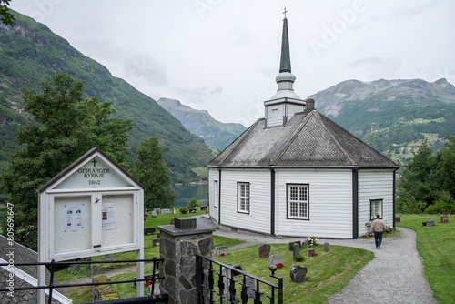 Antigua iglesia de madera de Geiranger, construida sobre una colina, Noruega