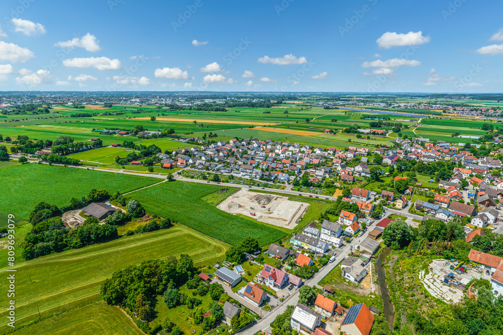 Blick auf die Ortschaft Stätzling am östlichen Lechrain bei Friedberg in Schwaben