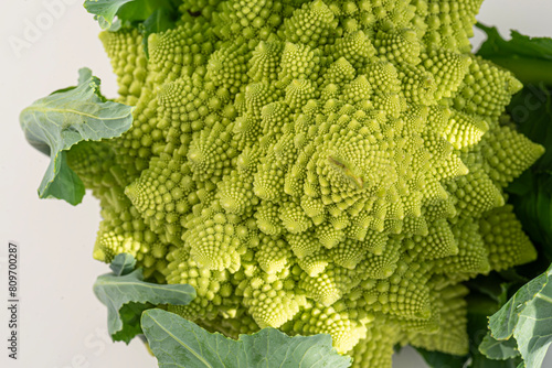 Fotografía Romanesco broccoli (also known as broccolo romanesco, romanesque cauliflower, or