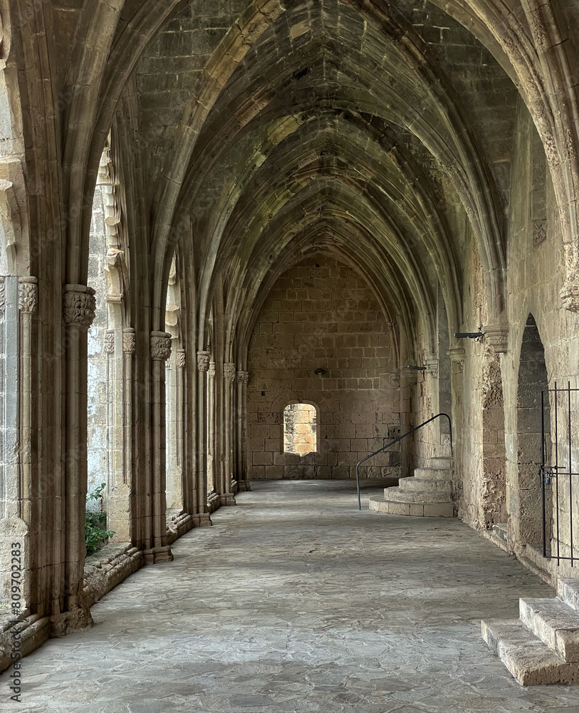 Gotischer Gang in der Klosterruine Abtei Bellapais bei Girne (Kyrenia), Nord-Zypern