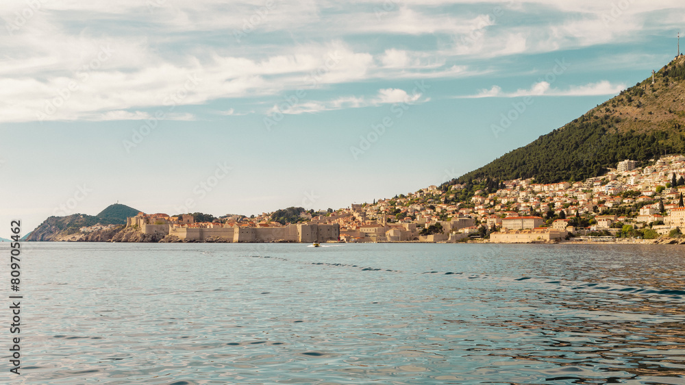 Vue des remparts de Dubrovnik depuis la mer 1