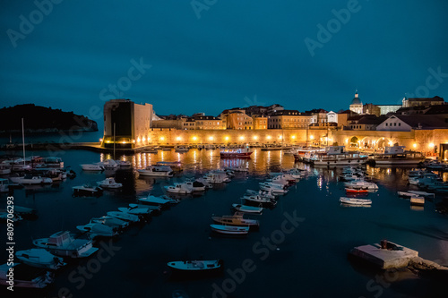 Vue sur le vieux port de Dubrovnik la nuit