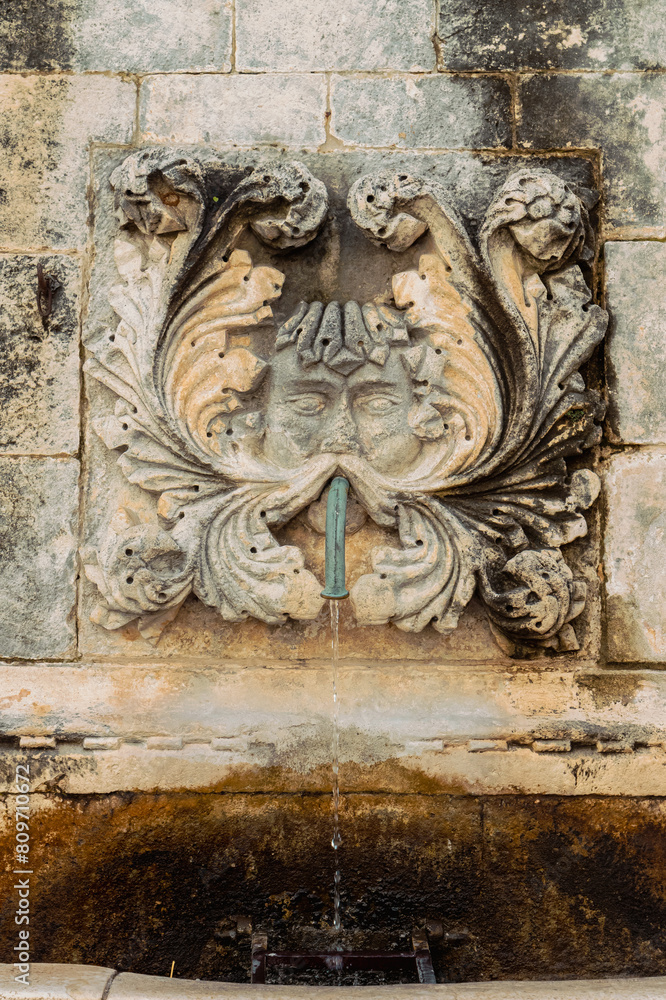 Détail de face d'une bouche de la fontaine d'onofrio, Dubrovnik
