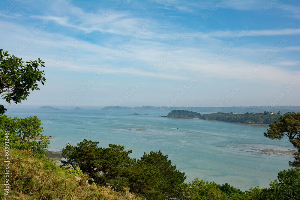 Magnifique vue sur la baie de Paimpol depuis la tour Kerroc'h à Ploubazlanec - Bretagne France Magnifique vue sur la baie de Paimpol depuis la tour Kerroc'h à Ploubazlanec - Bretagne France