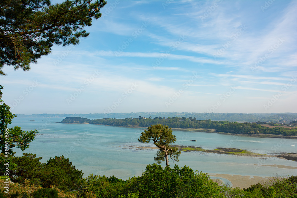 Magnifique vue sur la baie de Paimpol depuis la tour Kerroc'h à Ploubazlanec - Bretagne France Magnifique vue sur la baie de Paimpol depuis la tour Kerroc'h à Ploubazlanec - Bretagne France
