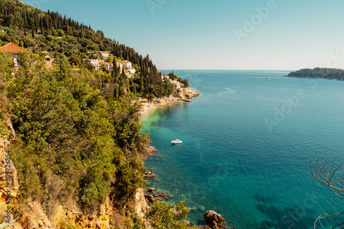Plage Jakov avec bateau dans la baie, Dubrovnik