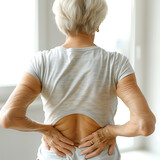 Mujer  de 60 años tiene dolor en la parte baja de la espalda