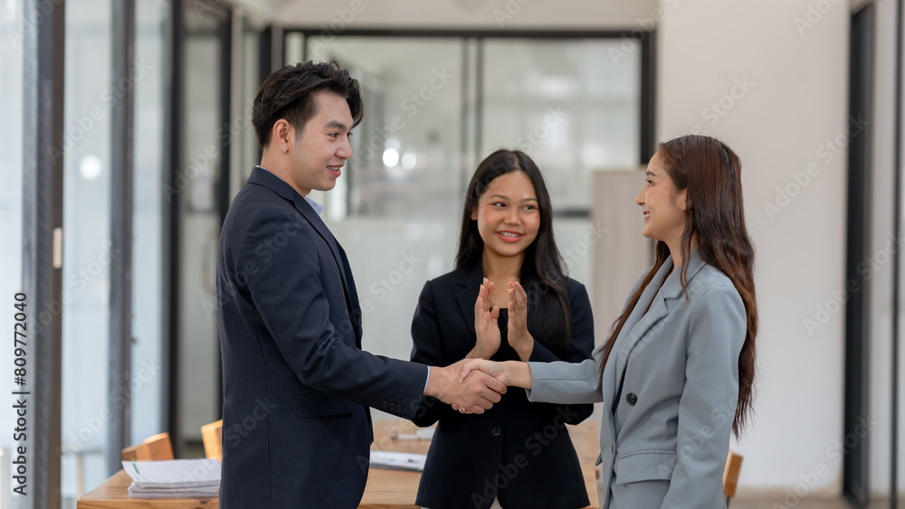 Asian business people shake hand to confirm the agreement in the business of mutual investment and agree on a unified work contract. Asian business people shake hand to confirm the agreement in the business of mutual investment and agree on a unified work contract.