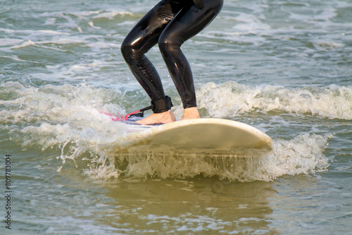 Surfer am Meer in Thailand