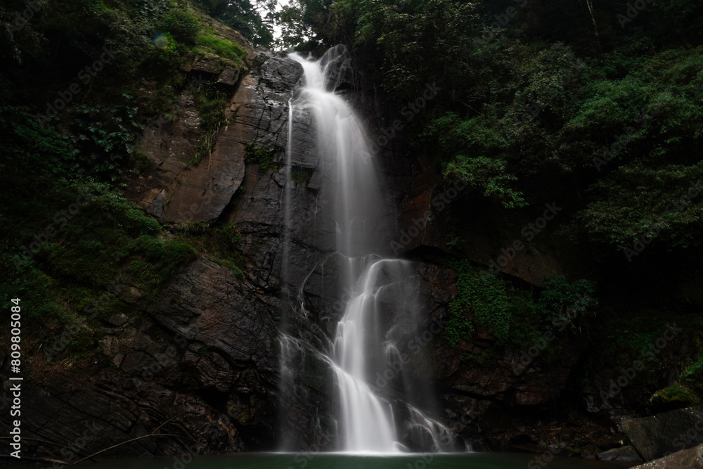 Obraz premium Majestic Waterfall Cascading from Mountain Peak