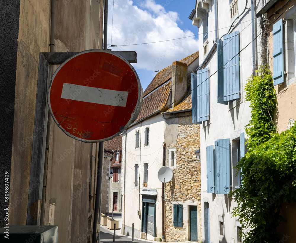 Naklejka premium Panneau sens interdit dans une ruelle en France
