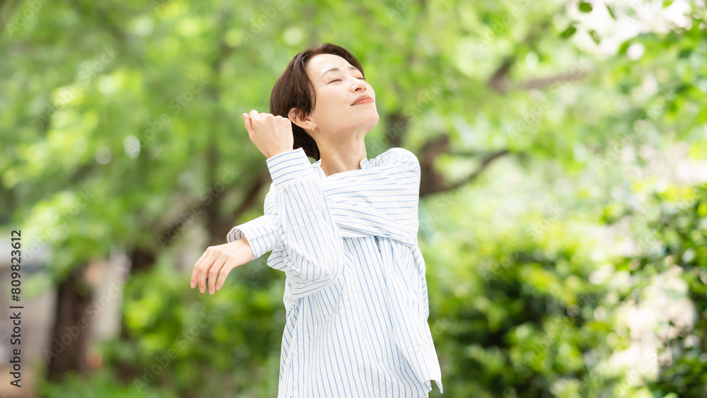 新緑の中を歩く女性 新緑の中を歩く女性