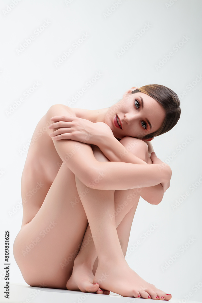 Obraz premium Her hair is neatly gathered, entirely naked