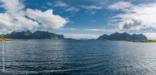 Blick über den Fjord auf die Gebirge der Lofoteninseln in Norwegen