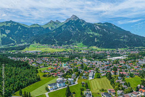 Ausblick auf die Naturparkregion Reutte im Tiroler Lechtal im Sommer