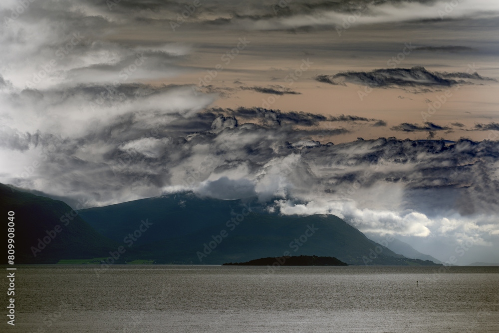 Obraz premium sunrise over the sea