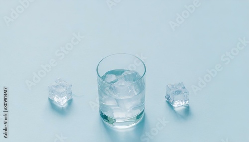 水の入ったグラスと氷