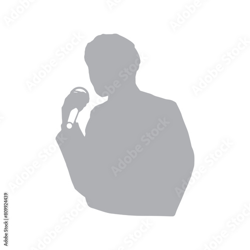 マイクを持って語るあるいは歌を歌う男性のシルエットイラスト　グレー