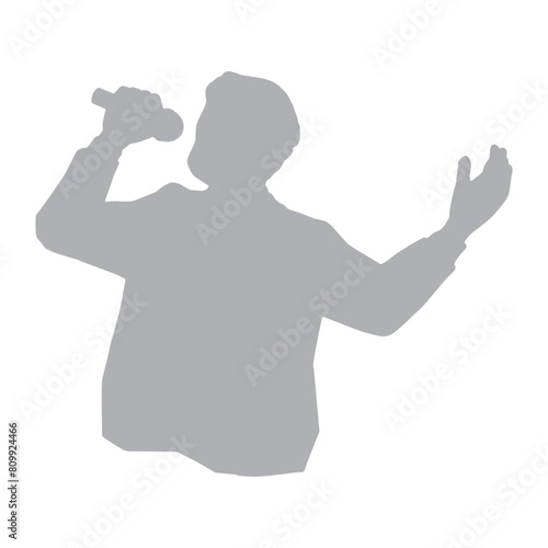 マイクを持って演説するあるいは歌を歌う男性のシルエットイラスト　グレー