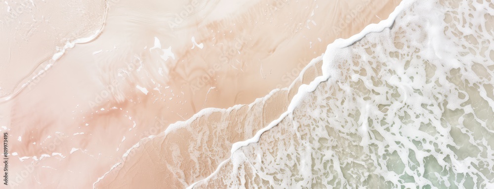 Obraz premium Serene Aerial View of Ocean Waves Meeting Sandy Beach