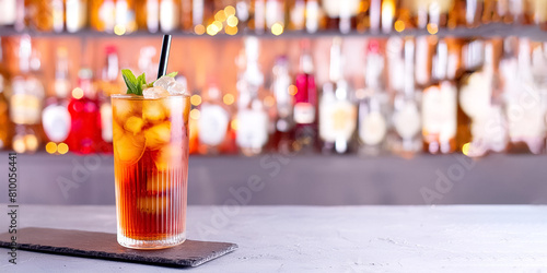 Cocktail Long Island (Icetea), im Hintergrund eine Bar 