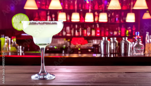 Cocktail Margarita, im Hintergrund eine Bar 