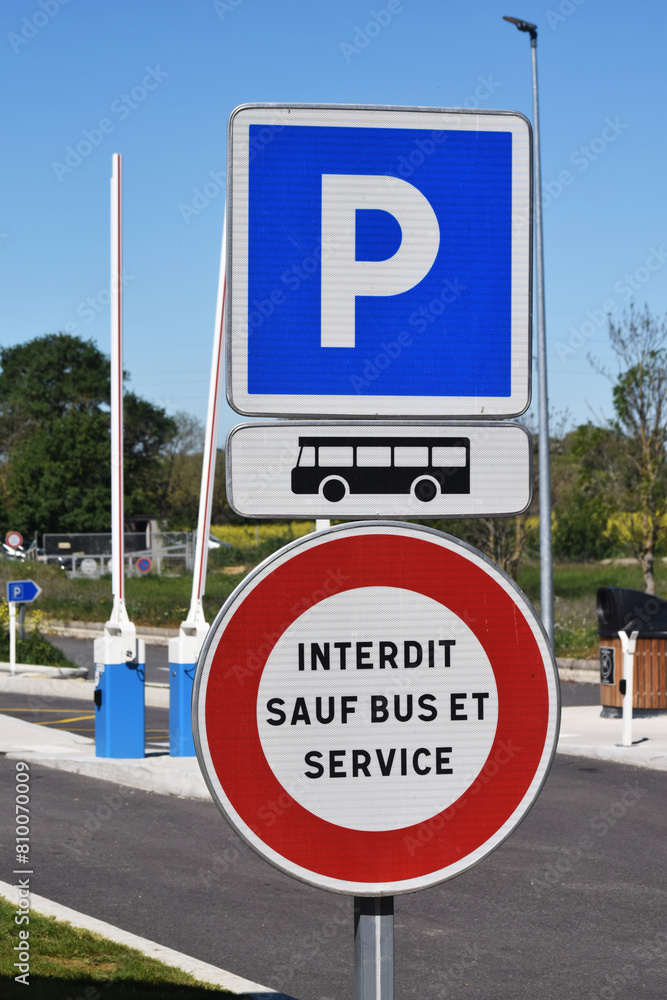 Panneaux de signalisation : parking réservé aux cars, accès interdit sauf cars et service Panneaux de signalisation : parking réservé aux cars, accès interdit sauf cars et service
