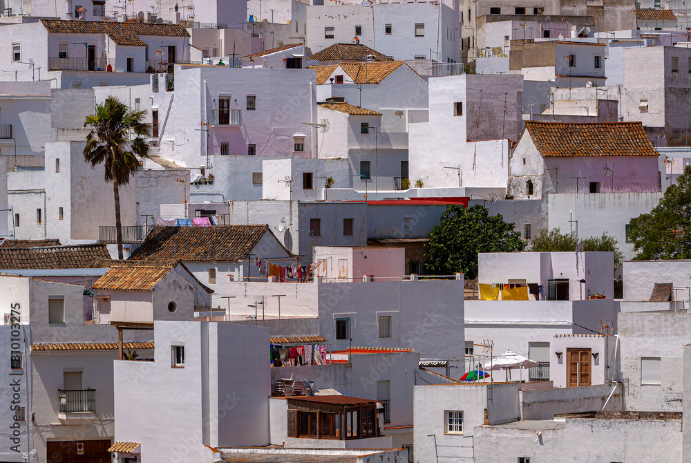 Häuser, Straßen und Plätze in der weißen Stadt Vejer in den Bergen,  Andalusien, Spanien