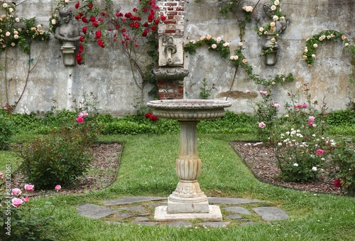 Canvastavla Beautiful Garden with Bird Bath, Climbing Roses, and Statues