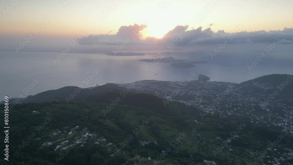 Vista aerea all’alba dal monte Epomeo a Ischia. Volo tra le nuvole con vista mare Vista aerea all’alba dal monte Epomeo a Ischia. Volo tra le nuvole con vista mare