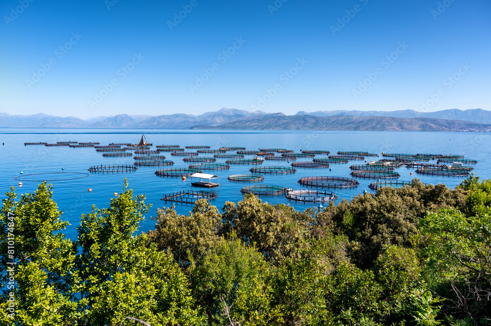 Große Fischfarm an der Nordostküste von Korfu mit Blick auf die albanischen Küste