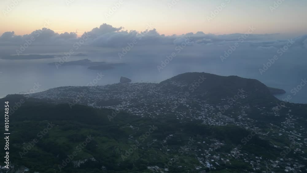 Vista aerea all’alba dal monte Epomeo a Ischia. Volo tra le nuvole con vista mare Vista aerea all’alba dal monte Epomeo a Ischia. Volo tra le nuvole con vista mare