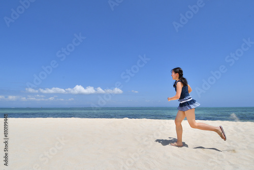ビーチで走る女の子（フィリピン、パンダノン島）