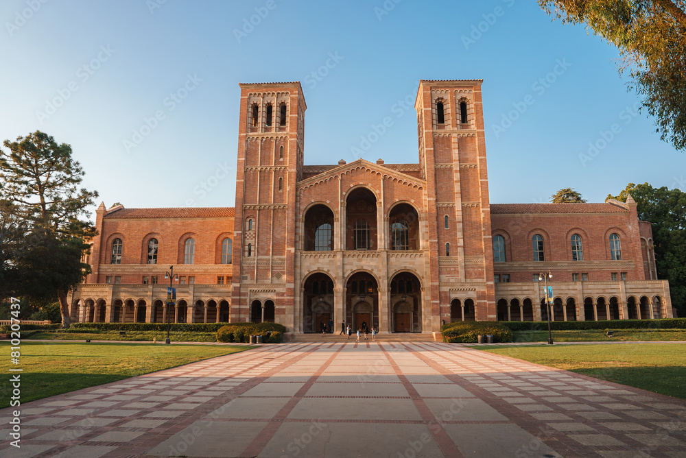 Obraz premium UCLA Bruin Bear on the University of California, Los Angeles, campus. Beautiful view of the life in university.
