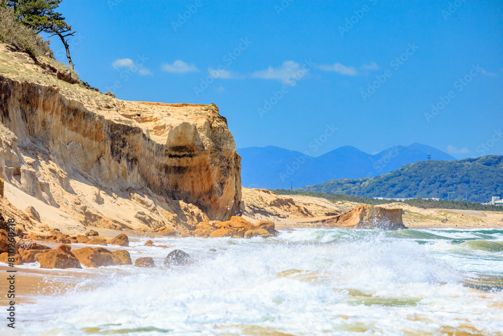 初夏の雁ノ巣砂丘 奈多断層 (満潮時) 福岡県福岡市 Early summer Gannosu Sand Dunes. Nata Fault.(At high tide). Fukuoka Pref, Fukuoka City. 初夏の雁ノ巣砂丘 奈多断層 (満潮時) 福岡県福岡市 Early summer Gannosu Sand Dunes. Nata Fault.(At high tide). Fukuoka Pref, Fukuoka City.