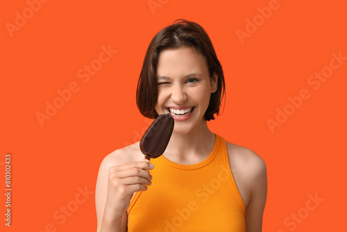 Beautiful young woman eatin...
