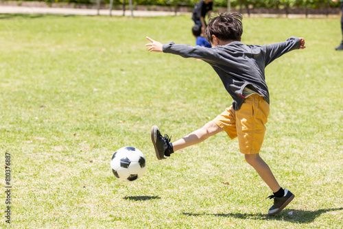 公園でサッカーをする子ども　children playing soccer in the park
