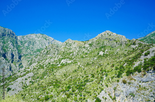 モンテネグロの岩肌がごつごつした山の風景