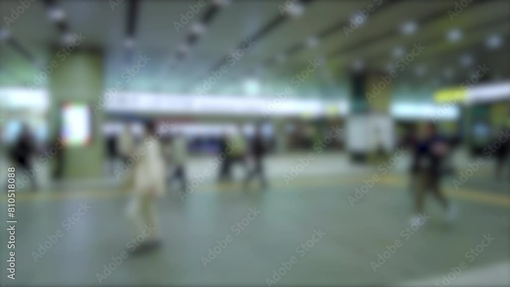 ぼかし背景素材: 新大阪駅構内を行き交う沢山の人々 4K ぼかし背景素材: 新大阪駅構内を行き交う沢山の人々 4K